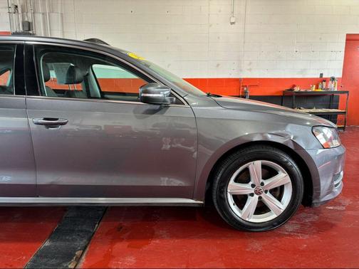 Platinum Gray Metallic 2013 Volkswagen Passat 2.5 SE
