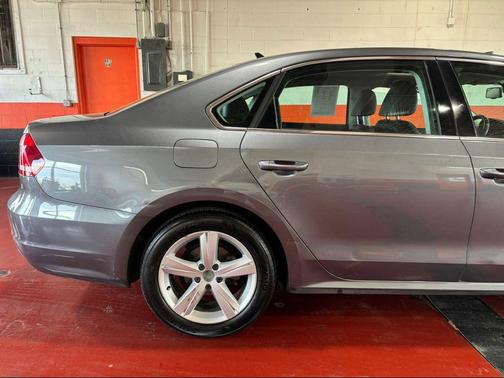 Platinum Gray Metallic 2013 Volkswagen Passat 2.5 SE