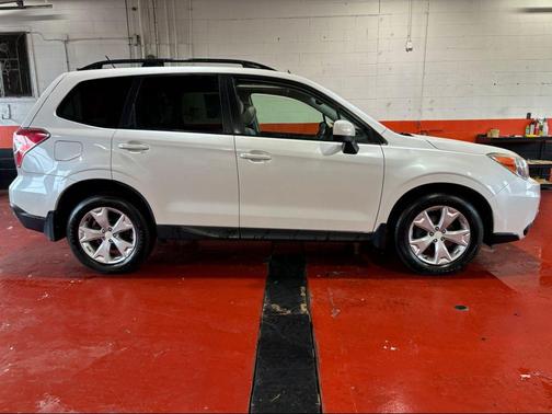 Satin White Pearl 2014 Subaru Forester 2.5i Premium