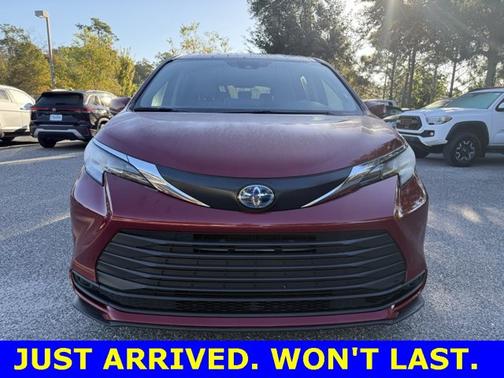 2023 Toyota Sienna LE