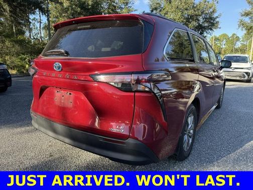 2023 Toyota Sienna LE