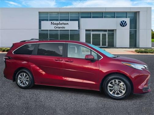 2023 Toyota Sienna LE