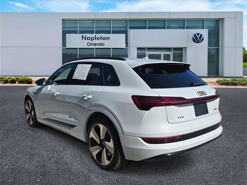 2022 Audi e-tron Premium Plus