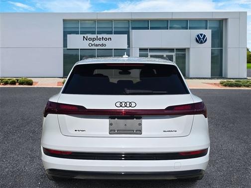 2022 Audi e-tron Premium Plus