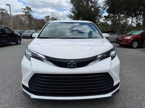 2024 Toyota Sienna LE