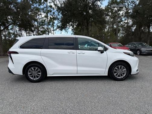 2024 Toyota Sienna LE
