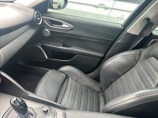 Alfa Black 2017 Alfa Romeo Giulia Ti