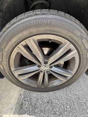 Deep Black 2021 Volkswagen Atlas 3.6L V6 SE w/Technology R-Line
