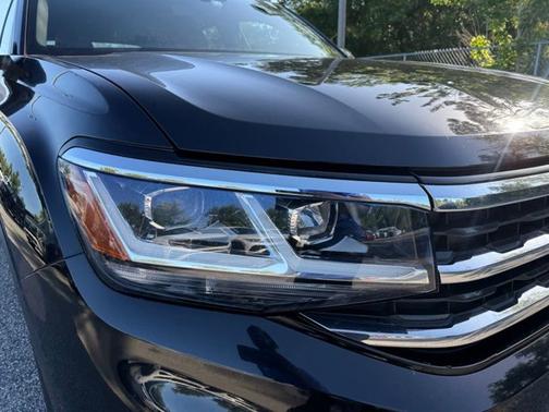Deep Black 2022 Volkswagen Atlas Cross Sport 2.0T SE w/Technology