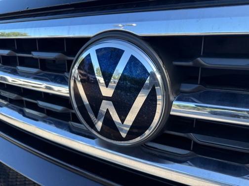 Deep Black 2022 Volkswagen Atlas Cross Sport 2.0T SE w/Technology