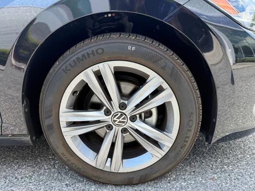 Deep Black Pearl 2024 Volkswagen Jetta SE