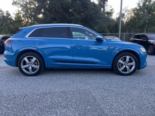 2019 Audi e-tron Premium Plus
