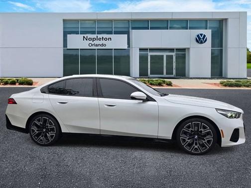 Mineral White Metallic 2024 BMW 530 530i