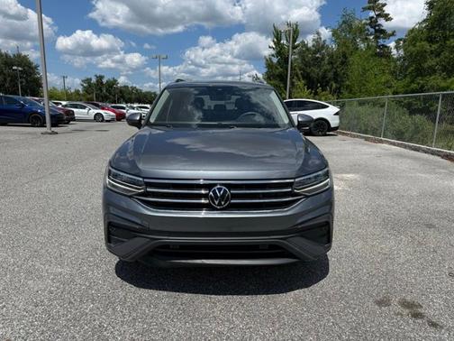 Platinum Gray Metallic 2024 Volkswagen Tiguan SE
