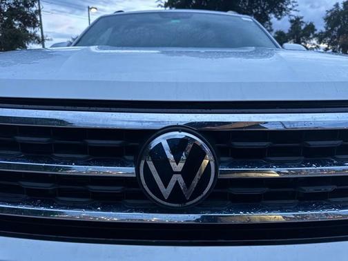 Pure White 2023 Volkswagen Atlas 2.0T SE w/Technology