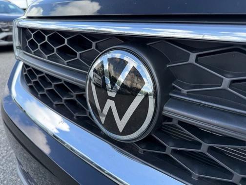 Black 2024 Volkswagen Taos SE
