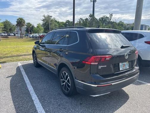 Deep Black Pearl 2021 Volkswagen Tiguan 2.0T SE