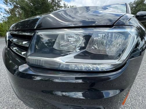 Deep Black Pearl 2021 Volkswagen Tiguan 2.0T SE