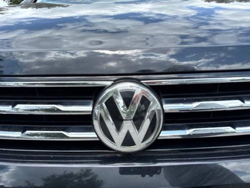 Deep Black Pearl 2021 Volkswagen Tiguan 2.0T SE