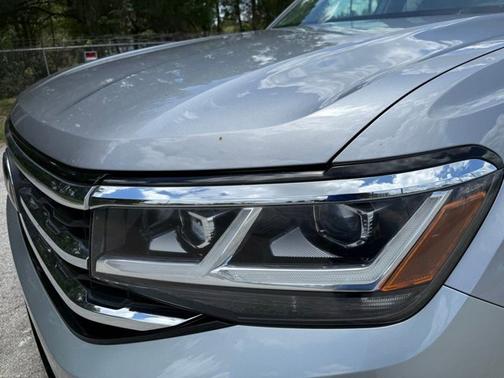 Silver Metallic 2021 Volkswagen Atlas 3.6L V6 SE w/Technology R-Line
