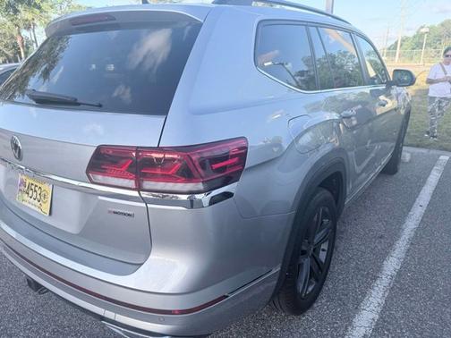 Silver Metallic 2021 Volkswagen Atlas 3.6L V6 SE w/Technology R-Line