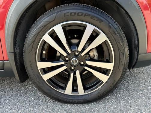 Cayenne Red/Super Black 2019 Nissan Kicks SR