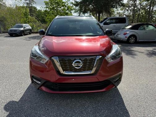 Cayenne Red/Super Black 2019 Nissan Kicks SR