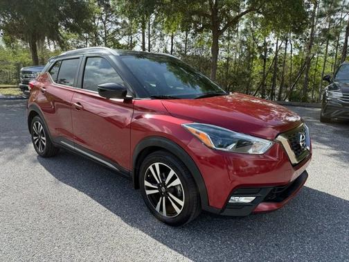 Cayenne Red/Super Black 2019 Nissan Kicks SR