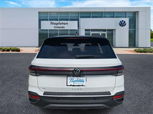 2025 Volkswagen Taos SE Black
