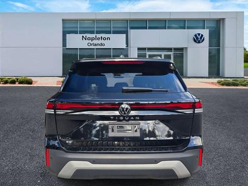 Deep Black 2025 Volkswagen Tiguan SE
