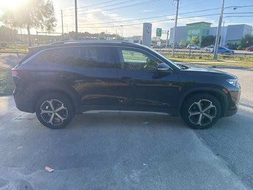 Deep Black 2025 Volkswagen Tiguan SE