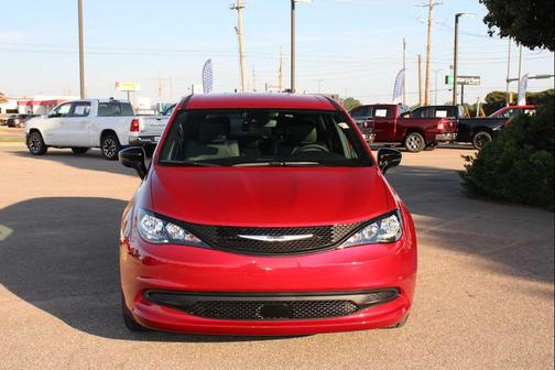 2025 Chrysler Voyager LX