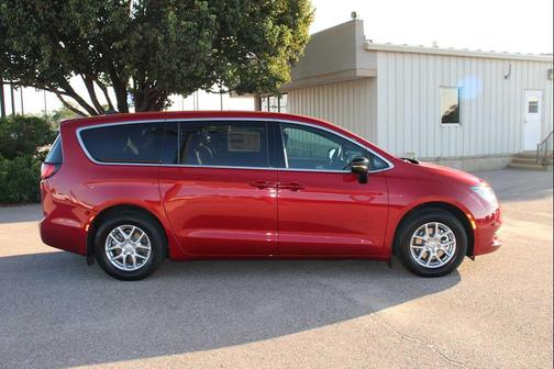 2025 Chrysler Voyager LX
