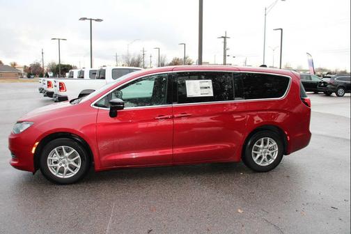 2025 Chrysler Voyager LX