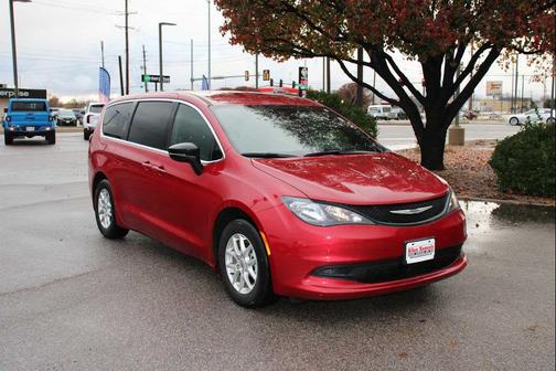 2025 Chrysler Voyager LX