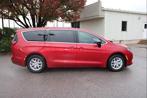 2025 Chrysler Voyager LX