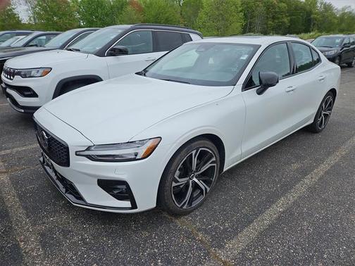 2024 Volvo S60 B5 Core Dark Theme