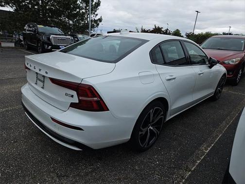 2024 Volvo S60 B5 Core Dark Theme