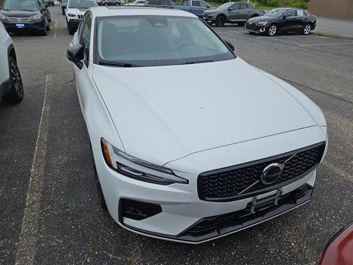 2024 Volvo S60 B5 Core Dark Theme