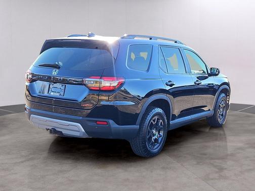 Crystal Black Pearl 2025 Honda Pilot TrailSport