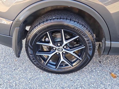 Magnetic Gray Metallic 2018 Toyota RAV4 SE