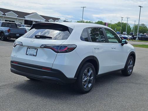 Platinum White Pearl 2027 Honda HR-V LX