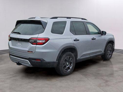 Lunar Silver Metallic 2025 Honda Pilot TrailSport