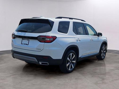 Platinum White Pearl 2023 Honda Pilot Touring 8-Passenger