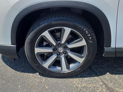 Platinum White Pearl 2023 Honda Pilot Touring 8-Passenger