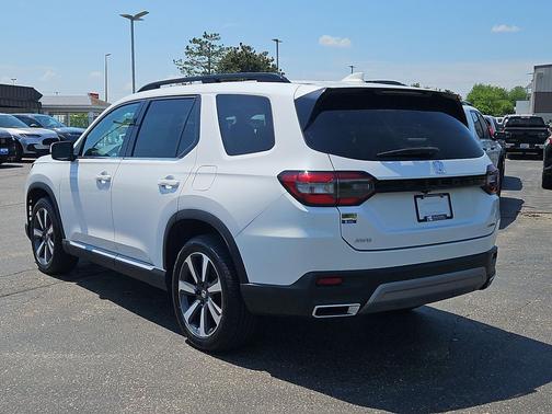 Platinum White Pearl 2023 Honda Pilot Touring 8-Passenger