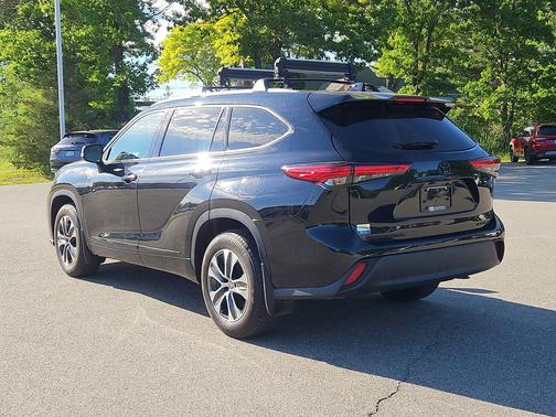 Midnight Black Metallic 2022 Toyota Highlander XLE