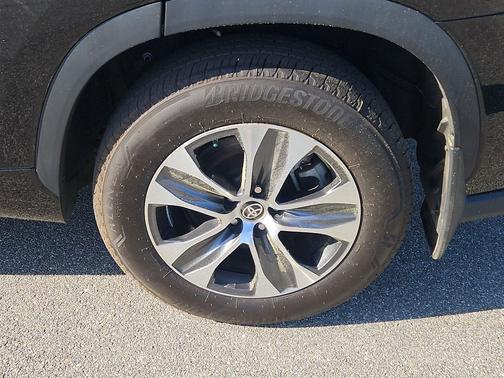 Midnight Black Metallic 2022 Toyota Highlander XLE