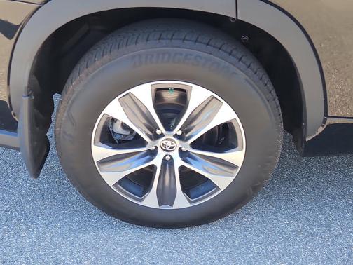 Midnight Black Metallic 2022 Toyota Highlander XLE