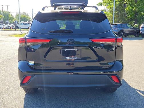 Midnight Black Metallic 2022 Toyota Highlander XLE